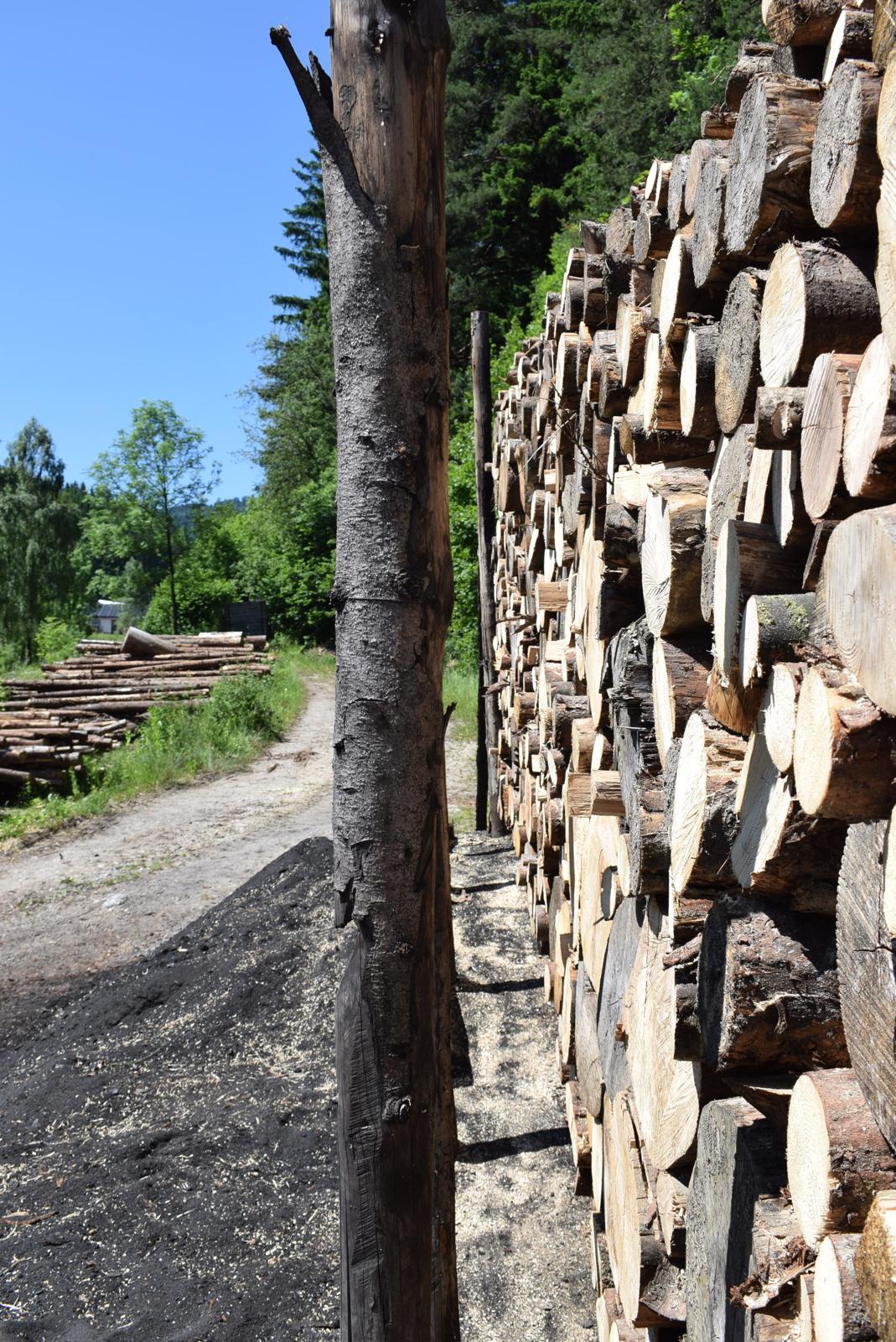 Wand aus geschlichtetem Holz