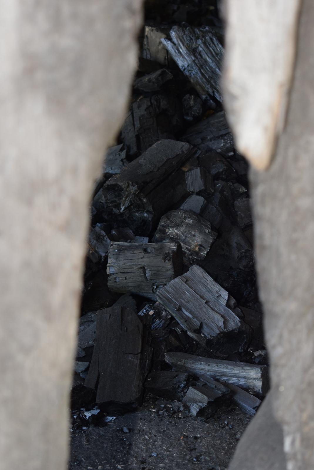 Frische Holzkohle im Meiler
