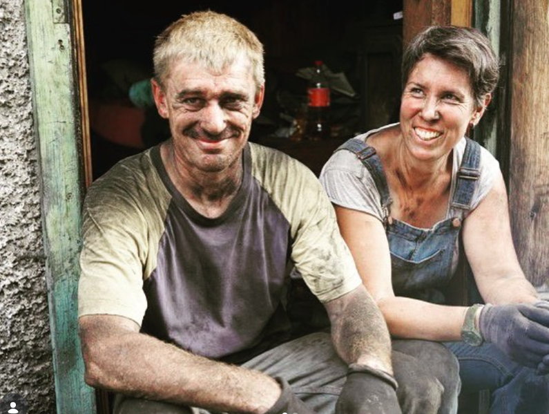 Josef und Regina Wieser bei der Arbeit am Meiler